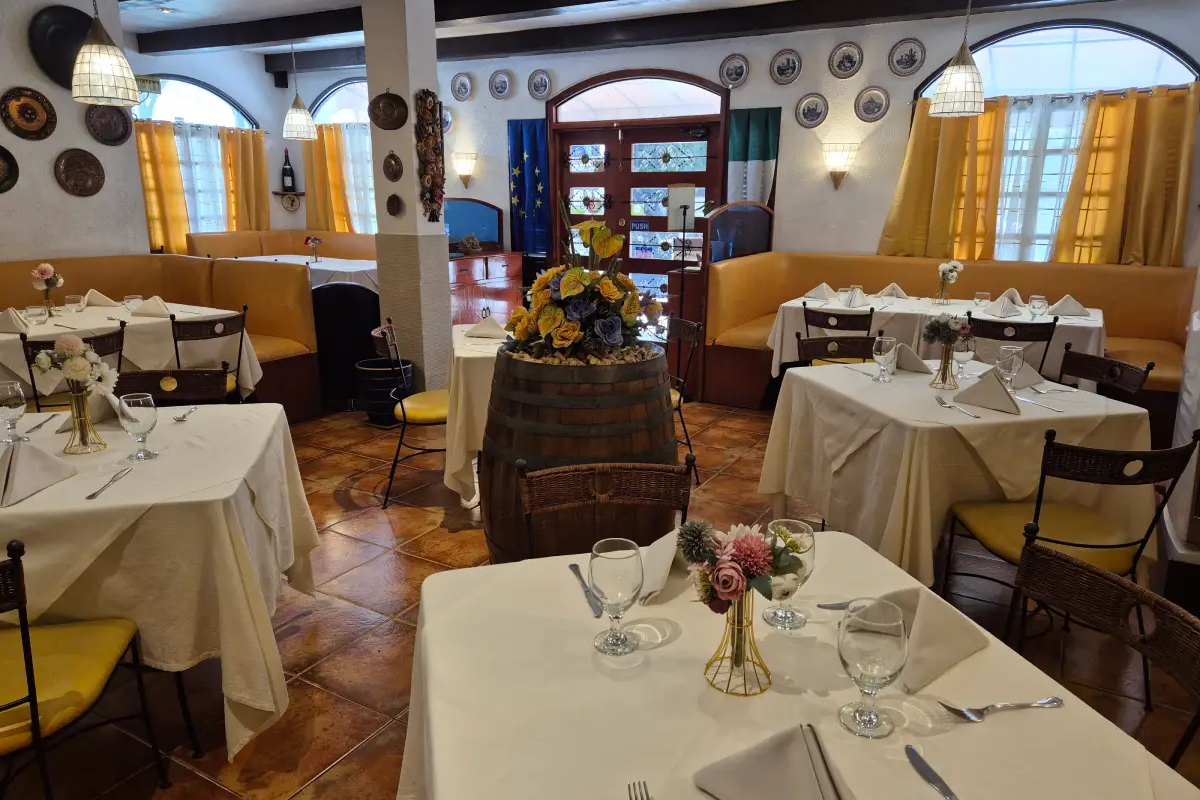 al bacio dining roomn 3