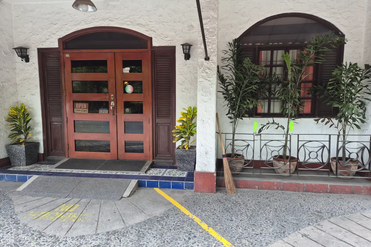 al bacio restaurant entrance