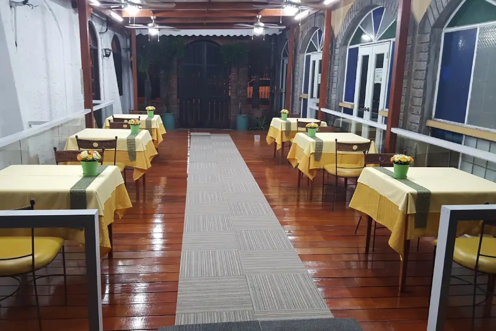 al bacio restaurant patio seating 2